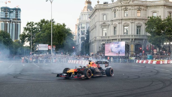 El piloto de F1 Checo Perez recorre con el monoplaza 'Red Bull RB7 (2011)' el recorrido urbano entre la Puerta de Alcalá, el edificio Metrópolis, Cibeles y un tramo de Paseo Recoletos, a 15 de julio de 2023, en Madrid