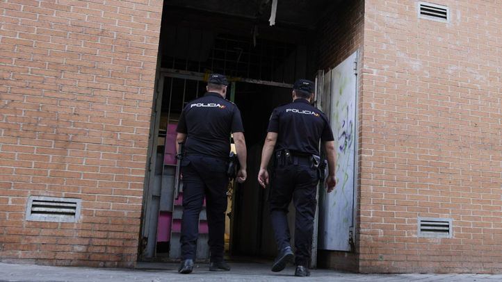 Agentes de la Policía Nacional entran en un edificio, en una imagen de archivo