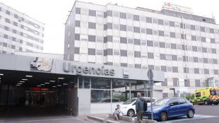 Mar Espinar visita las urgencias del Hospital de La Paz, acompañada por trabajadores del centro sanitario