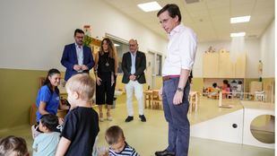Imagen de la visita de José Luis Martínez-Almeida a una escuela infantil municipal.