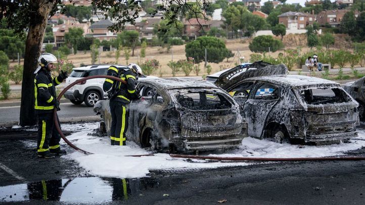 Los bomberos de la Comunidad de Madrid trabajan para extinguir un incendio declarado en el parking del centro comercial Intu Xanadú, a 12 de agosto de 2025