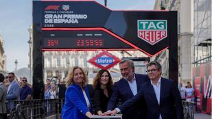 Ayuso e Inma Sanz en el inicio de la cuenta atrás para el Gran Premio de Fómula 1 de Madrid.