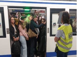Los 'empujadores' vuelven al Metro en plena crisis de movilidad por obras y el cierre de la L6