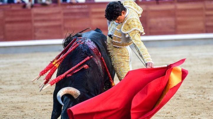 Natural de Emiliano Osornio a su segundo novillo.
