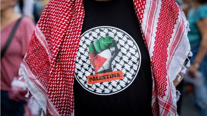 Una persona durante una concentración en apoyo a la Global Sumud Flotilla