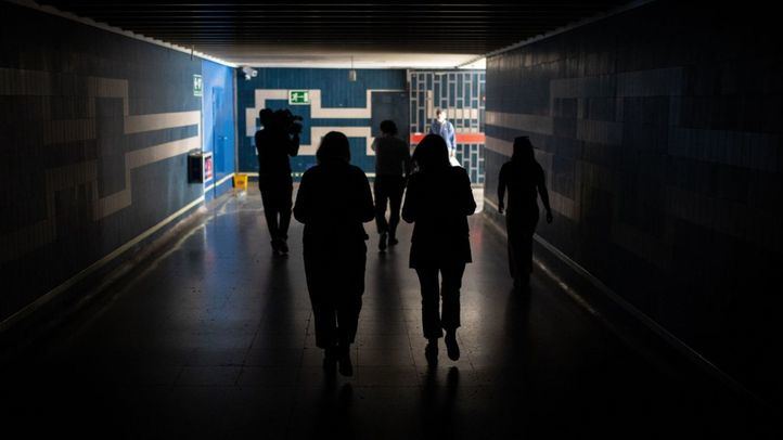 Varias personas caminan por un paso subterráneo del Metro de Madrid tras el apagón eléctrico en Madrid, España, el 28 de abril de 2025.