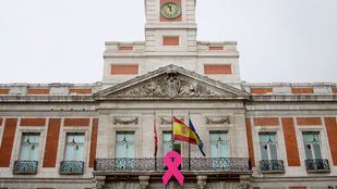 Lazo rosa por la lucha contra el cáncer de mama en la Puerta del Sol.