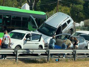 Aparatoso accidente múltiple sin heridos graves en la A-5 a la altura de Arroyomolinos