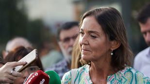 Reyes Maroto atendiendo a los medios de comunicación.