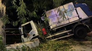 Una baldeadora queda atrapada en la Cuesta de la Vega tras perder el control