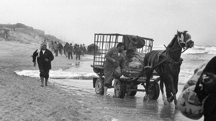 Palestinos huyendo durante el bloqueo de las carreteras en Gaza, por el ejercito israelí, durante la segunda Intifada, 2003 / The Joss Dray Colecction