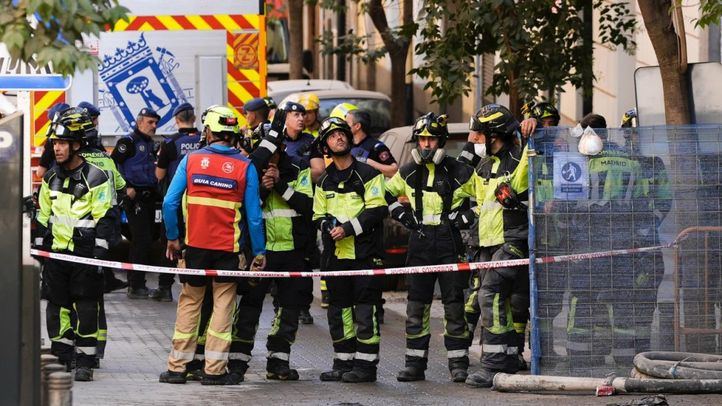 Bomberos en el lugar donde se ha derrumbado un edificio