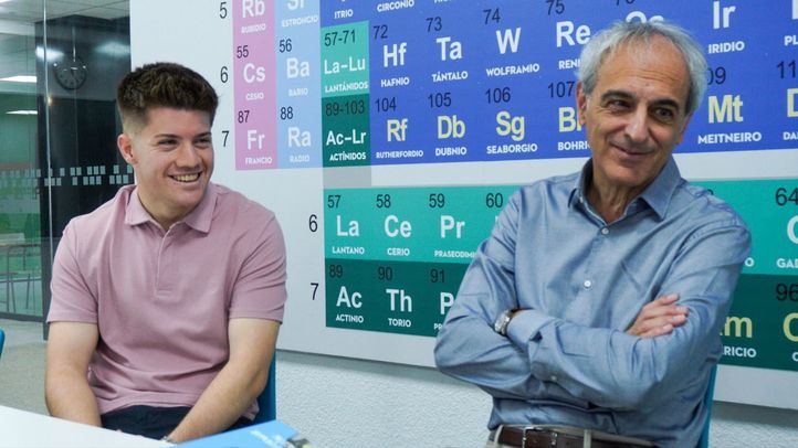 David Moreno, ex alumno del IES Las Musas, junto a José Antonio Expósito, ex director del mismo centro