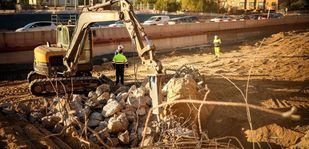 Familias de Batán denuncian el impacto del soterramiento de la A-5 en los colegios del barrio