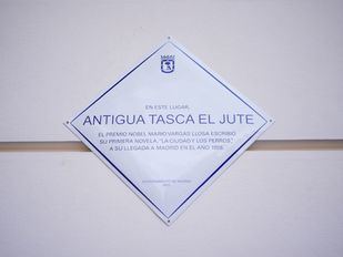 Madrid recuerda a Mario Vargas Llosa con una placa en el lugar donde escribió su primera novela