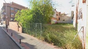 Ángel Niño confirma una orden de desalojo en un solar incendiado en Puente de Vallecas