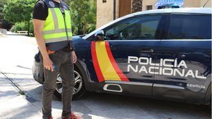 Un policía acaba con un cuchillo incrustado en su casco tras ser agredido por un hombre