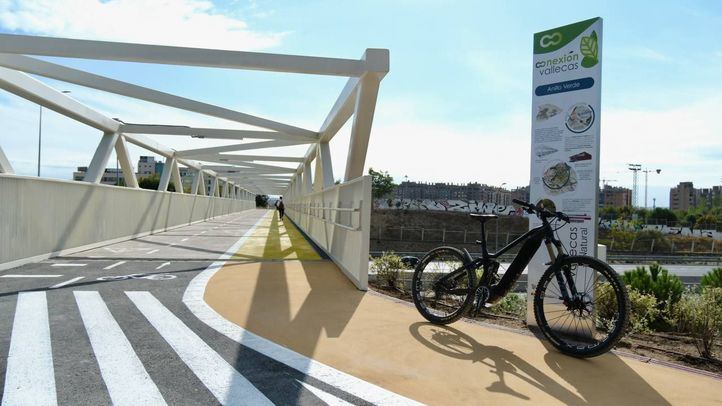 Inauguración de la pasarela peatonal y ciclista que el Ayuntamiento de Madrid ha instalado sobre la M-40 para unir Puente de Vallecas y Villa de Vallecas