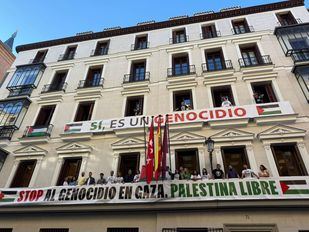 La Justicia suspende la retirada de las pancartas a favor de Palestina del edificio de grupos