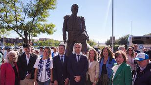 Novillo celebra que la tauromaquia está "más viva que nunca" en la inauguración de la estatua de Antoñete
