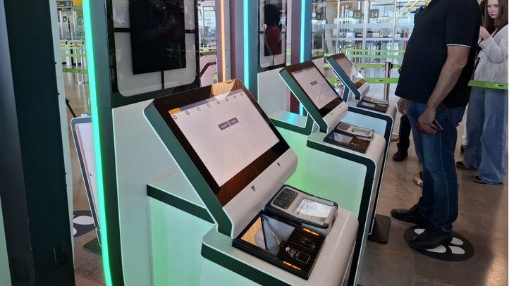 Cabinas en el aeropuerto Adolfo Suárez Madrid-Barajas para el nuevo sistema EES de control de fronteras europeo automatizado
