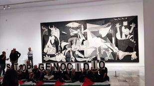 Activistas de Marea Palestina protestan ante el Guernica contra el genocidio en Gaza