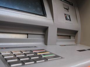 Cajeros automáticos, nueva red de carreteras rurales y mejoras en colegios: las inversiones de la Comunidad en pequeños municipios