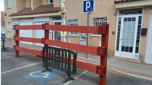 Famma denuncia que el vallado de las fiestas de Villanueva del Pardillo bloquea plazas de parking para movilidad reducida