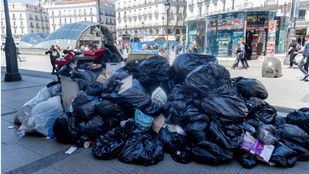 El 'basurazo' de Almeida: vecinos y oposición se rebelan contra la nueva tasa de basuras