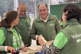 Presidente de Iberdrola, Ignacio Galán junto a voluntarios