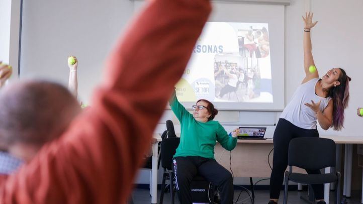 La terapeuta ocupacional y profesora imparte una sesión de yoga adaptado a las personas usuarias del SAD de Atende.