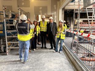 Laura Gutiérrez, viceconsejera de sanidad, visitando las obras del centro de salud de El Molar