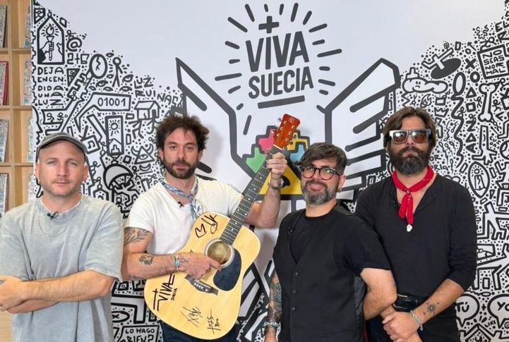 Viva Suecia con su guitarra fimada para la subasta de Hard Rock Hotel a favor de la investigación contra el cáncer de mama