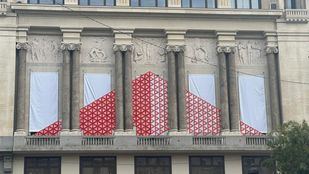 Triángulos reciclados y balizas V16: arte y seguridad vial se dan la mano en Madrid