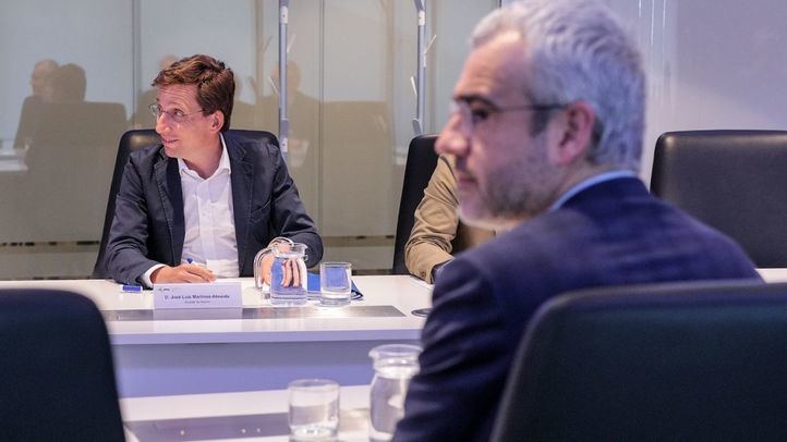 Reunión del alcalde de Madrid con el presidente de Aena para abordar el problema del sinhogarismo en Barajas