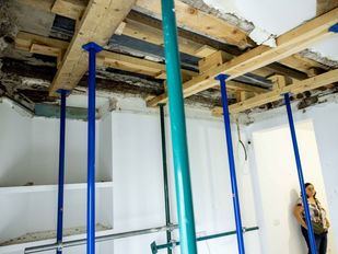 El hostal ilegal de la cuesta de Santo Domingo sigue abierto seis meses después de derrumbarse sobre una vivienda familiar