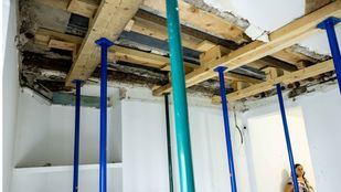 Derrumbe de un hostal ilegal en la Cuesta Santo Domingo sobre una vivienda
