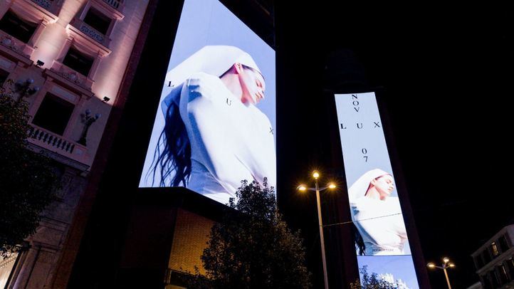 Portada del nuevo álbum de Rosalía, 'Lux', proyectada en la plaza de Callao