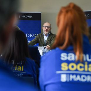 Madrid ofrece una salida a las 102 personas sin hogar que dormían en Barajas