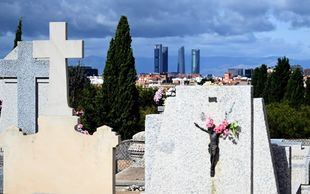 El PSOE sugiere drones frente a los robos "recurrentes" en cementerios mientras el Ayuntamiento los reduce a tres al mes