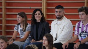 Ayuso embarca a Ilia Topuria en su estrategia contra el bullying y las adicciones