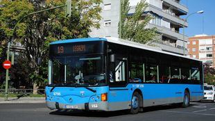 Más autobuses para facilitar el acceso a los cementerios madrileños hasta el 2 de noviembre
