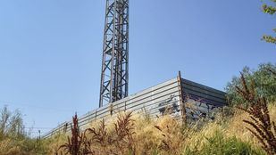 Una de las antenas de telefonía móvil, ubicada en las inmediaciones de la M-40