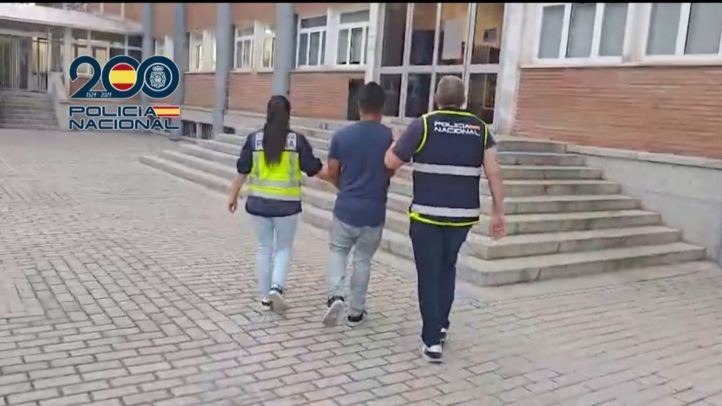 Dos agentes de la Policía Nacional con un detenido por agresiones sexuales a menores.