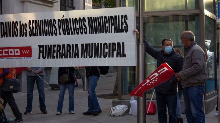 Imagen de archivo de una concentración de trabajadores de la funeraria municipal en Cibeles