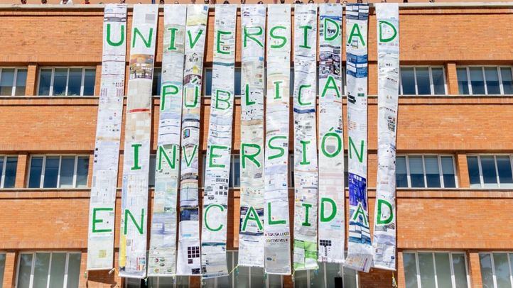 Un mural reivindica más inversión en la universidad pública