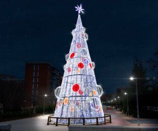 Madrid instala un nuevo abeto luminoso en la avenida del Padre Piquer