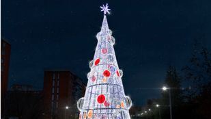 Madrid instala un nuevo abeto luminoso en la avenida del Padre Piquer