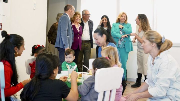 La vicealcaldesa, Inma Sanz, el delegado de Políticas Sociales, Familia e Igualdad, José Fernández; la delegada de Economía, Innovación y Hacienda, Engracia Hidalgo, y el concejal de Carabanchel, Carlos Izquierdo, en el CAF 8