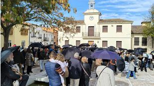 Vecinos de Villalbilla se manifiestan en contra de las placas solares del municipio